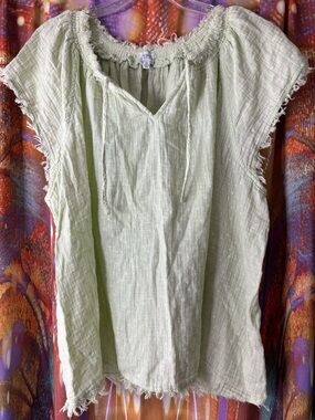 light green short sleeve top 💚